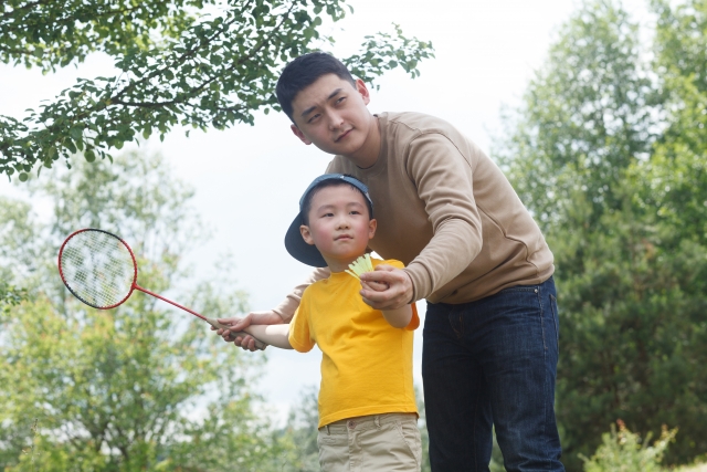父親和孩子打羽毛球