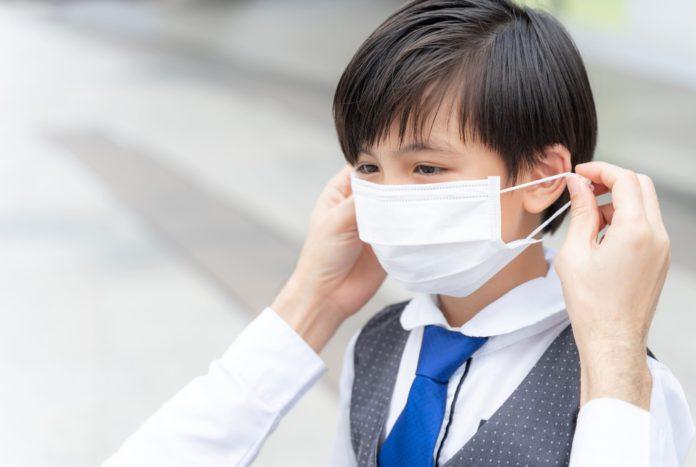 father-putting-protective-mask-his-son-asian-family-wearing-face-mask-protection (1)